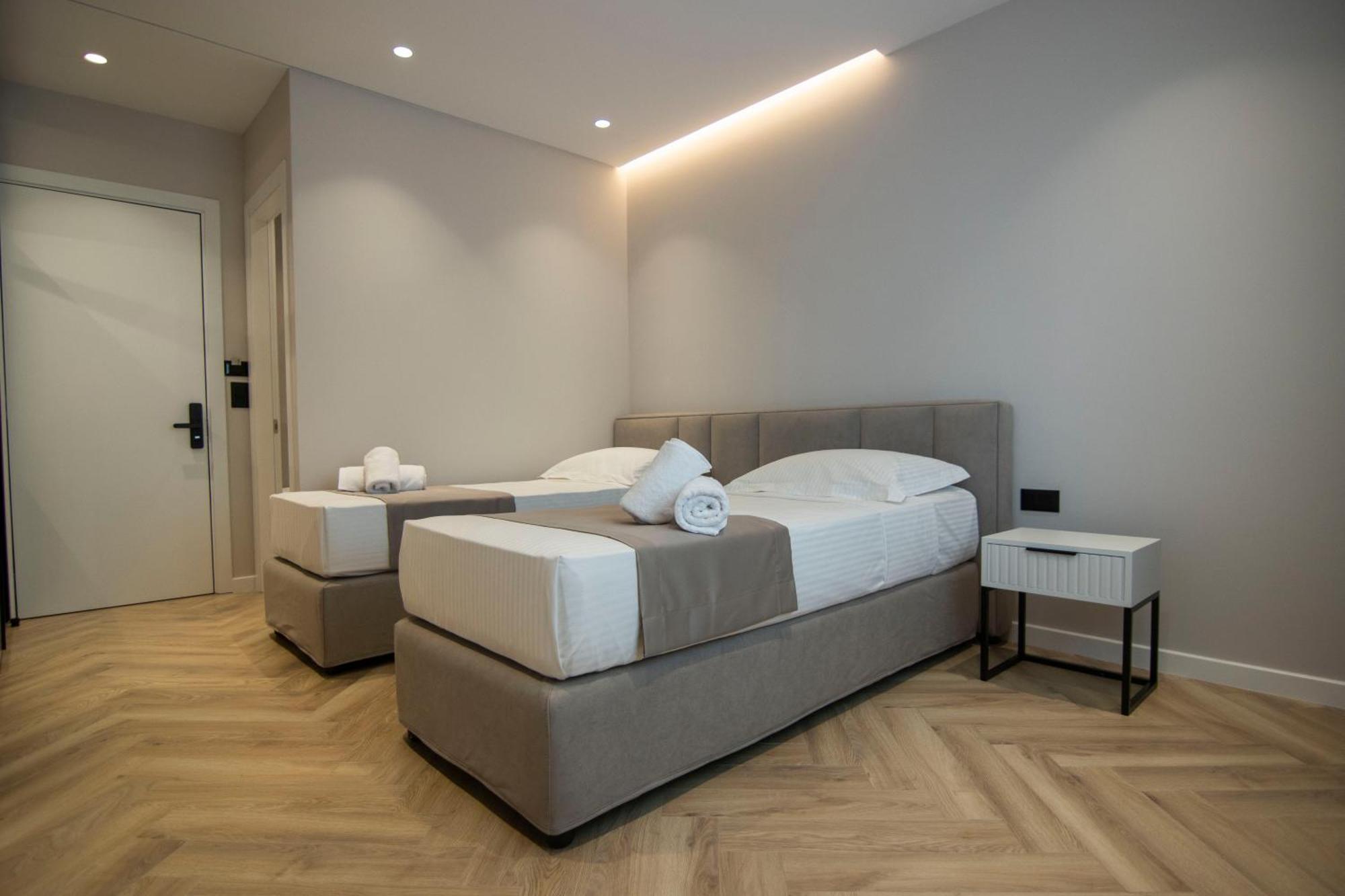 Mina Luxury * Tiranë