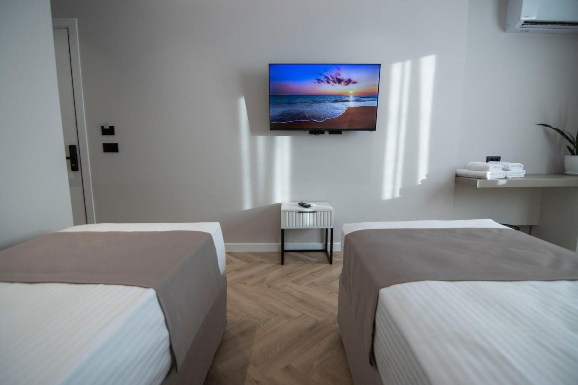 Mina Luxury * Tiranë