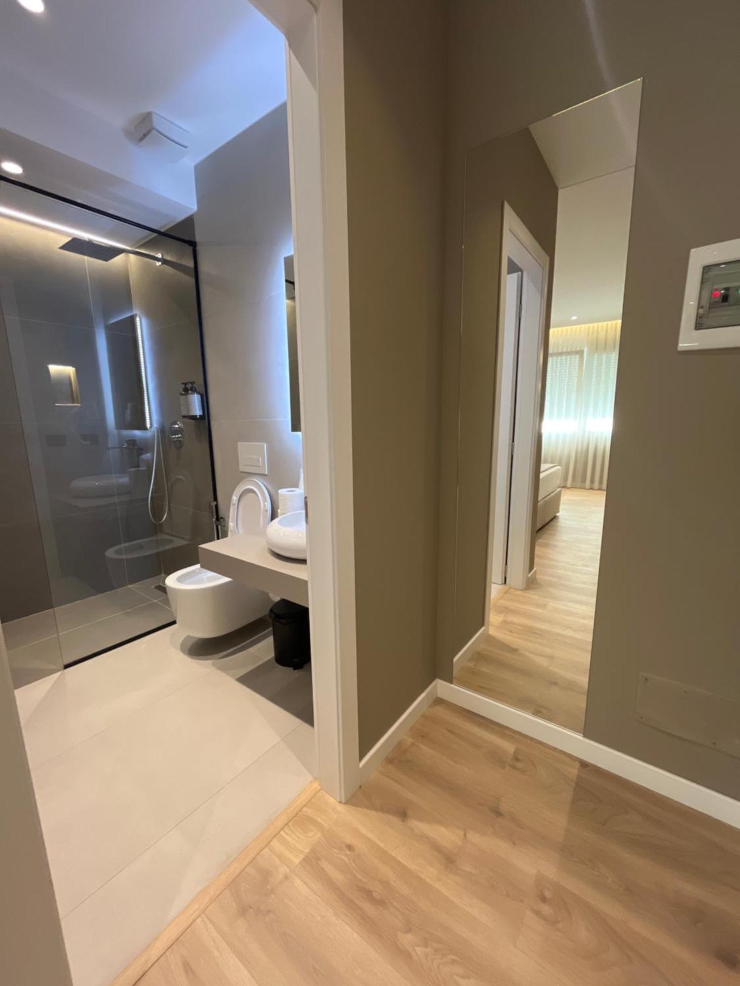 Mina Luxury * Tiranë