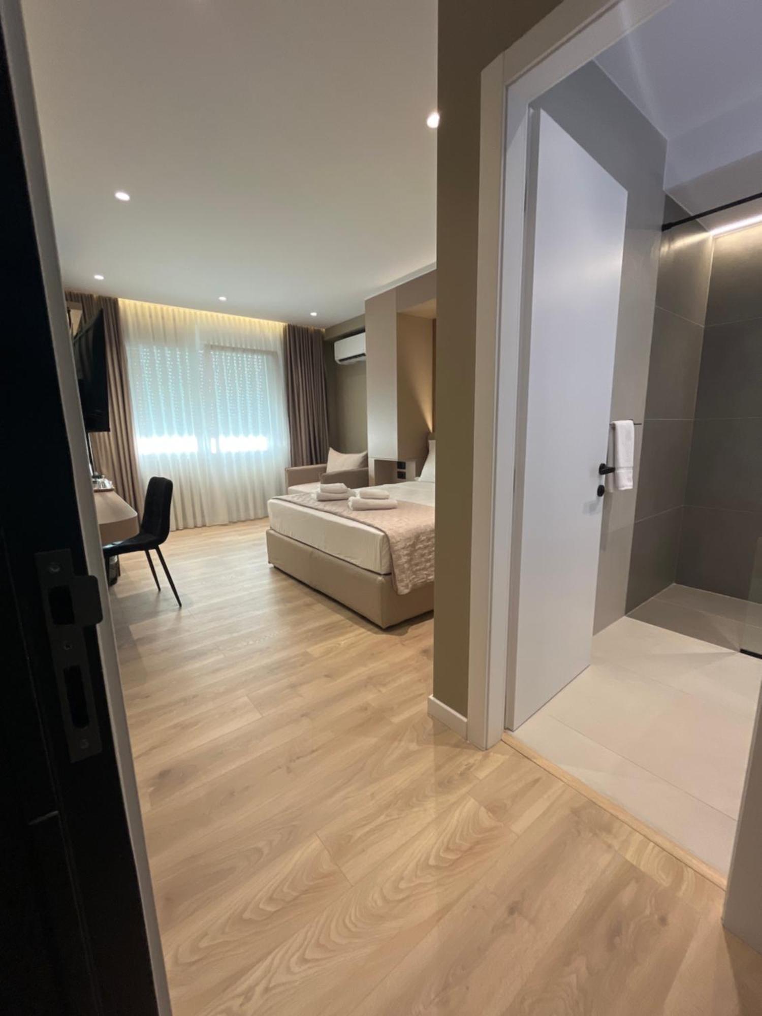 Mina Luxury * Tiranë